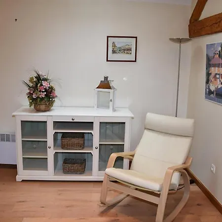 Beautiful 3-Bed House With Swimming Pool Prázdninový dům *
